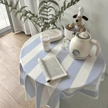 画像をギャラリービューアに読み込む, stripe blue table cloth.
