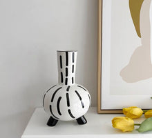 画像をギャラリービューアに読み込む, modern paint flower vase.
